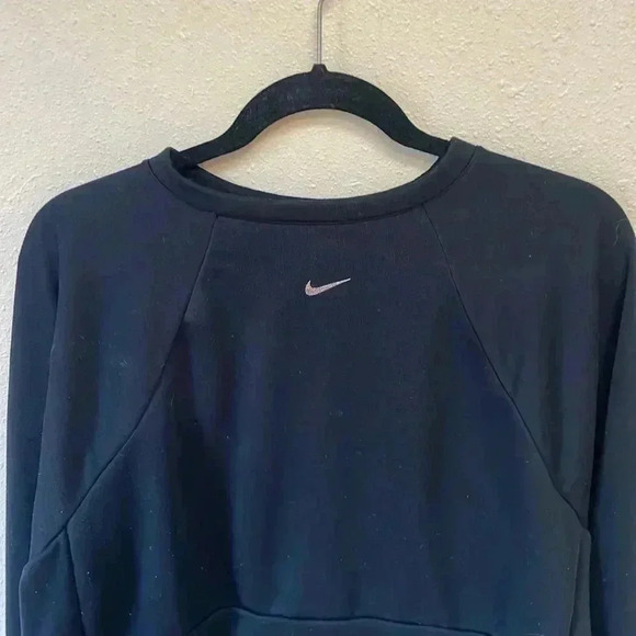 NIKE Women’s Cropped Sweatshirt - Picture 2 of 7